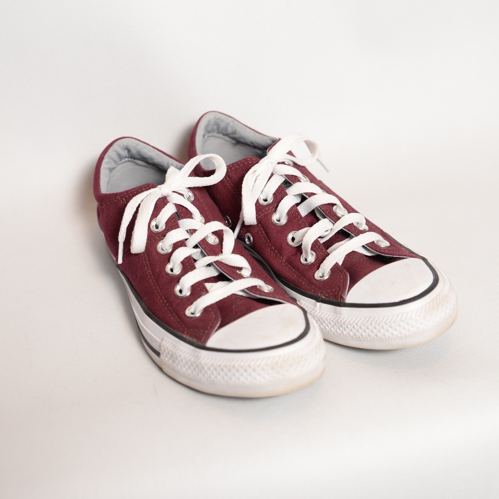 EUC Classic Converse Burgundy Tennis Shoe Size 8